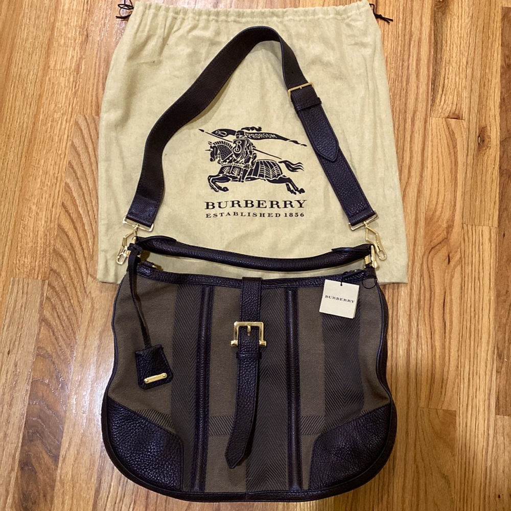 Never been used medium size Burberry purse with multiple styling options